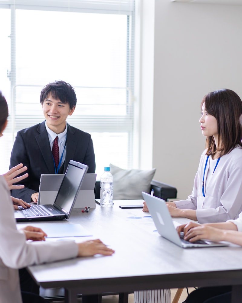 オフィスで商談を行う日本のビジネスパーソン